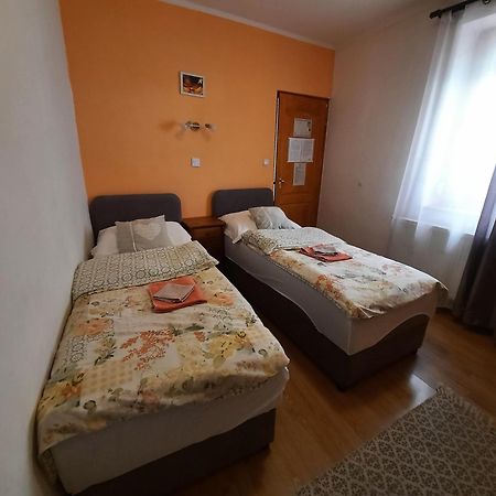 Kis Rigo Vendeghaz Hotel Salgótarján Exterior foto
