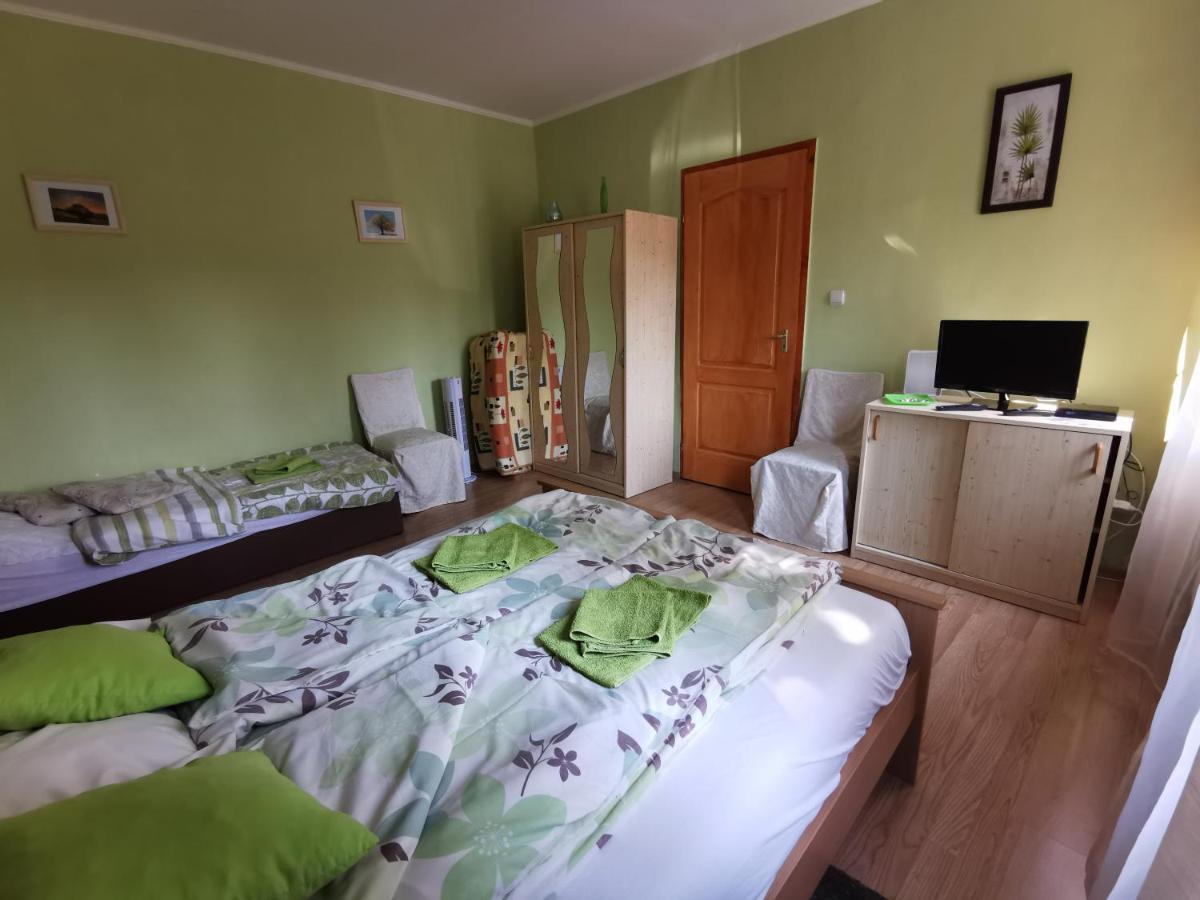Kis Rigo Vendeghaz Hotel Salgótarján Exterior foto